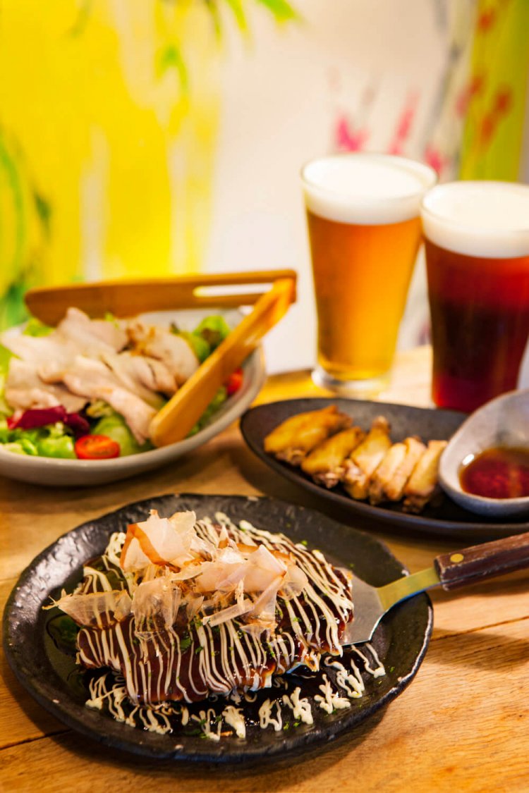 お好み焼きは豚玉918円など全6種類。手羽中揚げ5本486円、焼きしゃぶサラダ777円も名物。