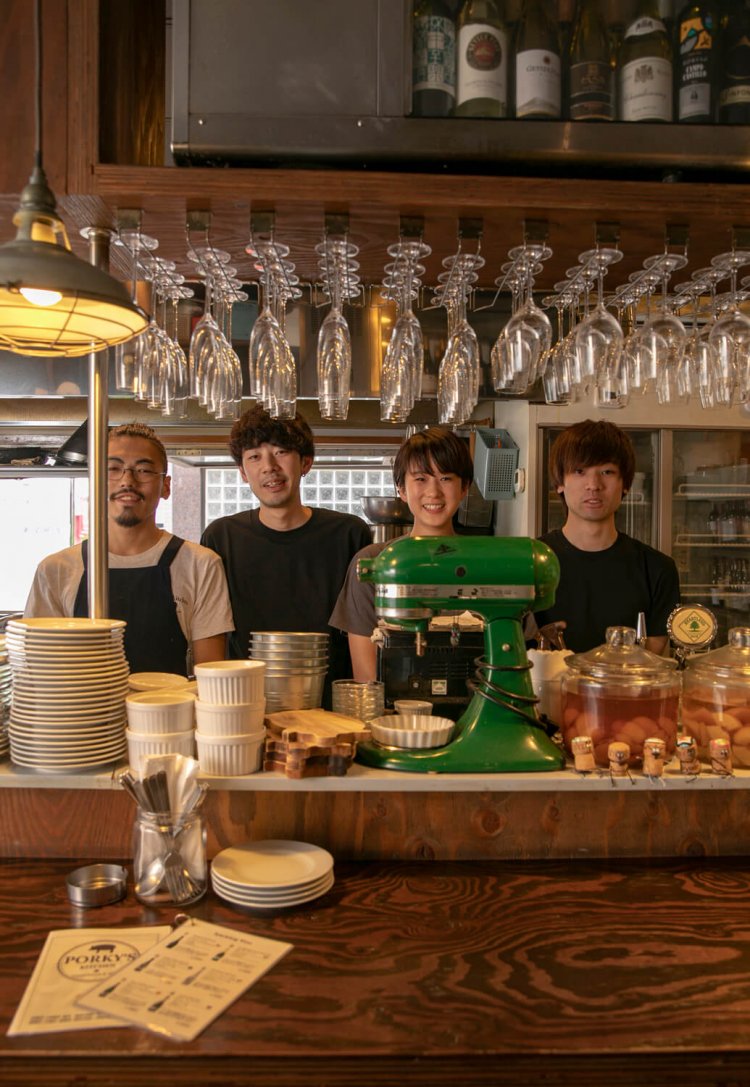 若いスタッフが元気に切り盛りする。