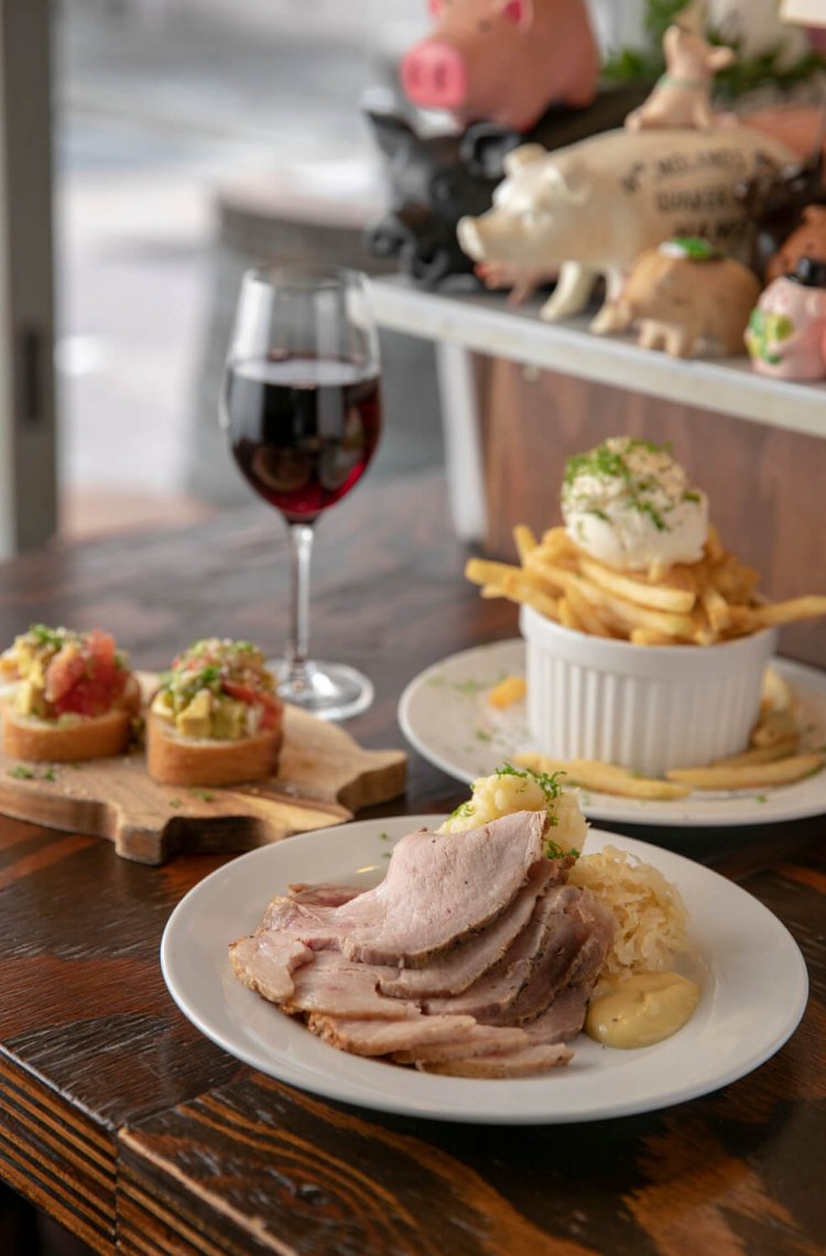 ローストPorky's990円、ブルスケッタ1個275円。フライドポテトホイップバターのせ638円も人気の一品。グラスワインは540円～。