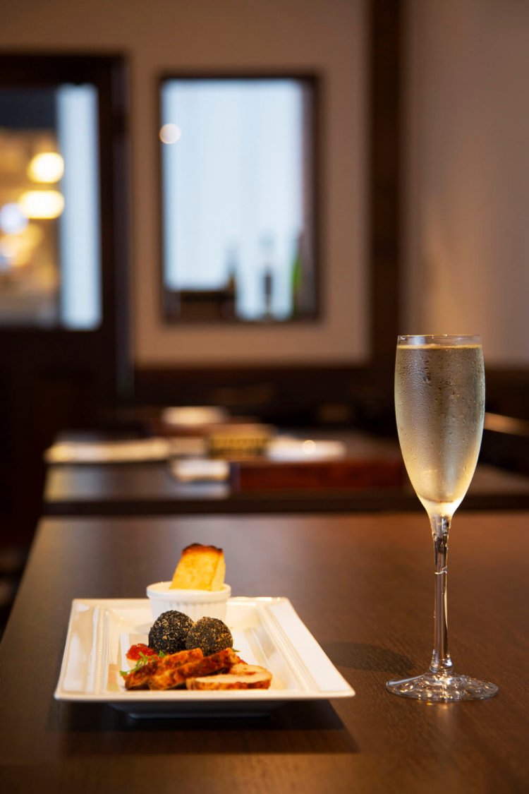 ひとり限定ちょい飲みセットは12種のおつまみから2品とお通し、ドリンク1杯が付いて1200円。