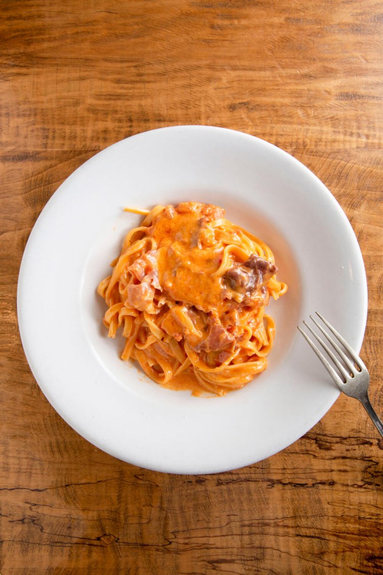 自家製手打ち麵のトマトレモンクリームソース1400円。