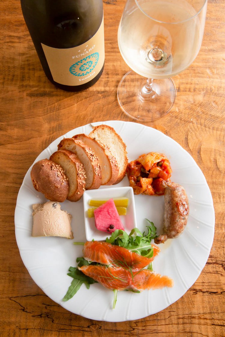 前菜の盛り合わせ小1000円。ほかに、中1600円、大2000円もあり。ワインはイタリア産のみで常に20種以上、グラス600円～。