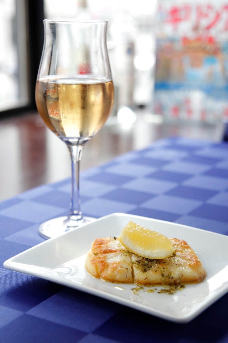 サガナキ750円。揃えるワインはギリシャ産のみ。グラス600円～。