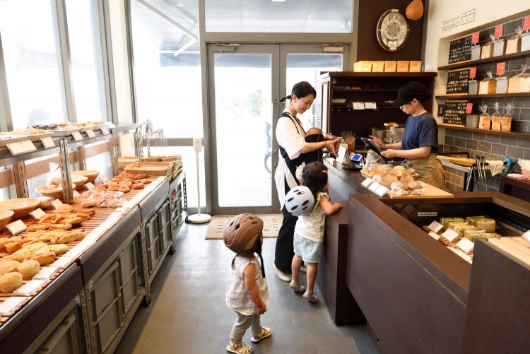 駅に近いことから出勤前の会社員はもちろん小さなお客さんも多い。