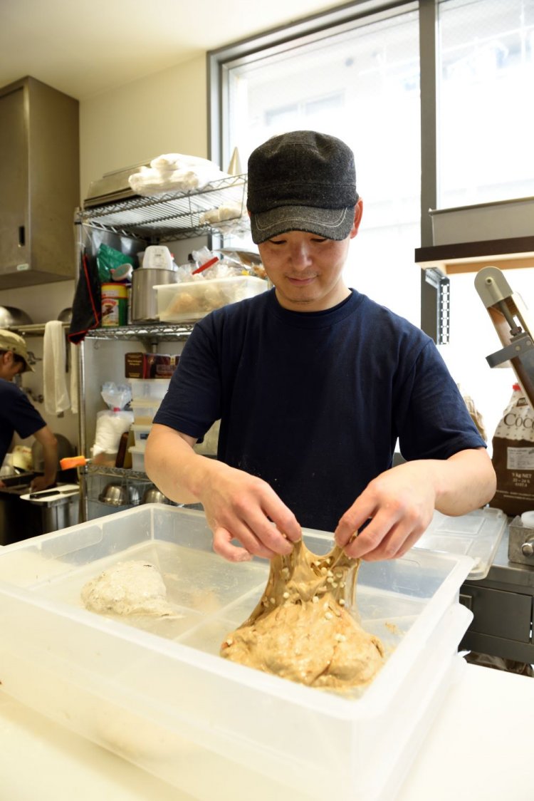 「平日は70種類、土曜は90種類 のパンを焼きます。金曜限定、 土曜限定のパンもあります。」と西野大輔さん。