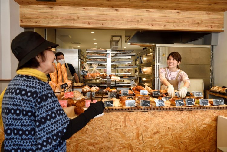 シェフの奥様で、笑みが絶えない春花さんがレジを担当している。