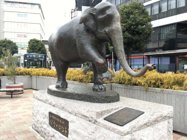 ゾウのはな子像