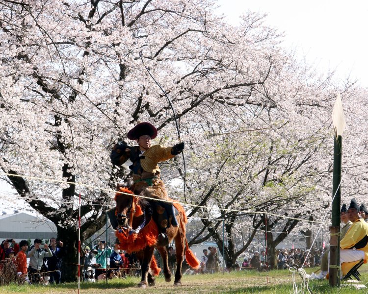鎌形八幡神社そばの八幡橋付近で披露される伝統の流鏑馬（4月4日13時〜・体験乗馬会15時〜）。
