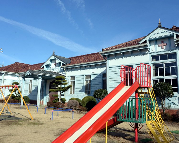 幼稚園に立つ。裏に回ってベランダも鑑賞したい。内部見学は要予約。