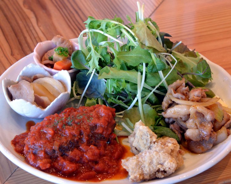 ３種類のランチメニューを全部味わうことができるMIX定食1000円。