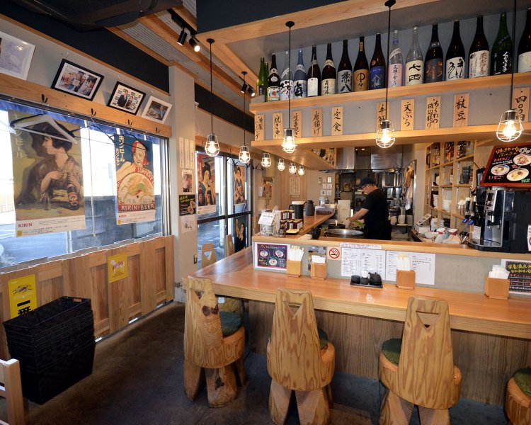 ウッディーな店内。第2・4金曜の16：00〜17：30はこども食堂になる。