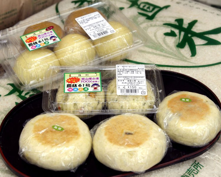 「農林 61 号」を使ったおやき３個530円。まんじゅうも各種ある。