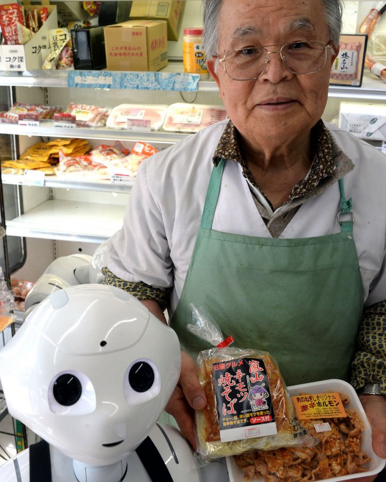 『肉のねぎし』店主の根岸福壽さんと看板息子のねぎしペッパーくん。