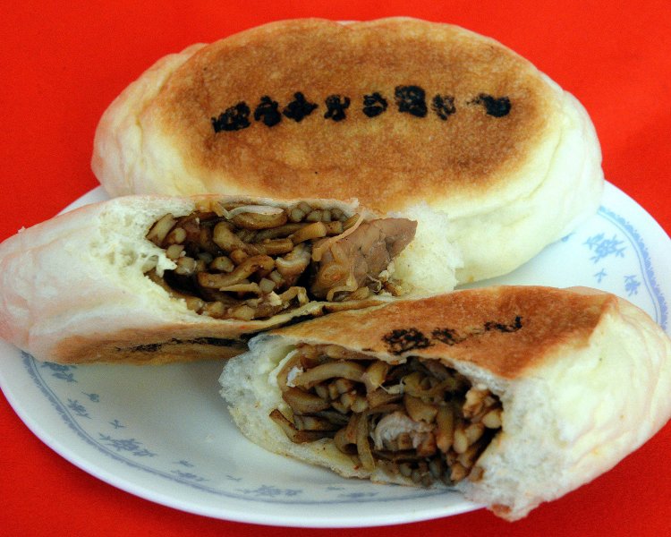 『ブーランジェリー ポネット』のおやき風パン238円。