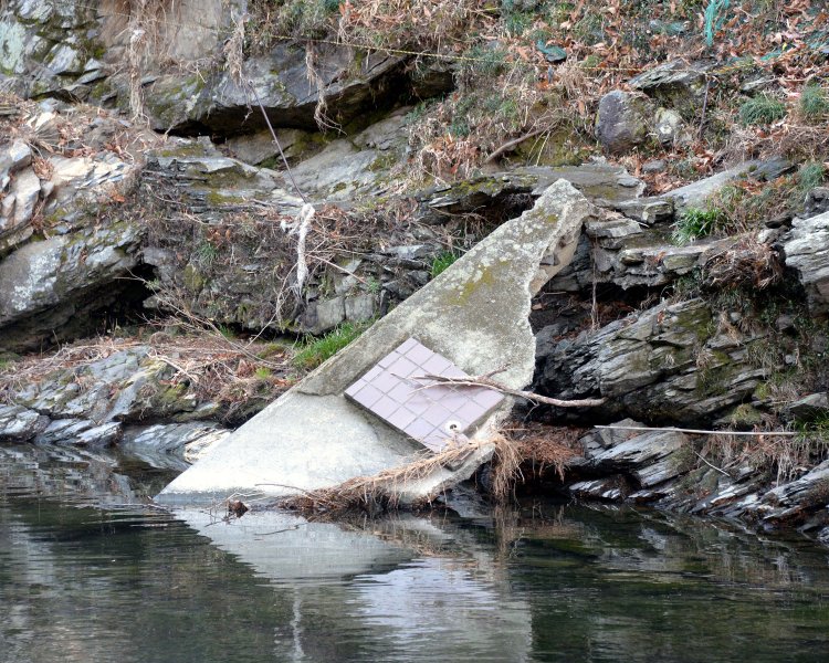 戦前、対岸に造られた水族館の残骸。2019年秋の台風の跡が生々しい。