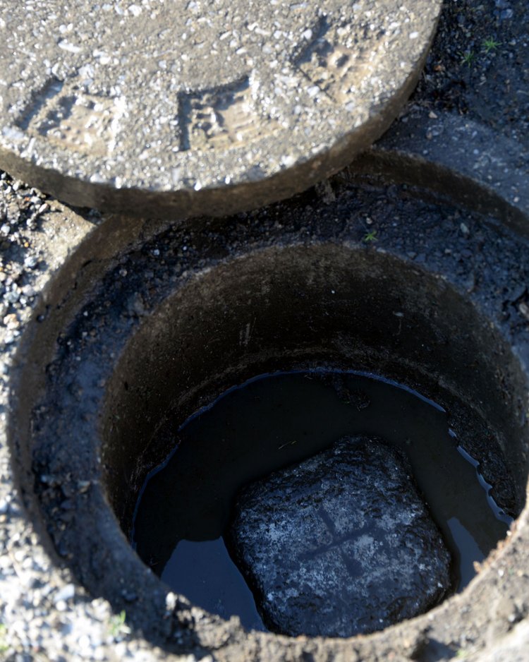 基準点と刻まれた蓋に守られた「菅谷」。私有地内と埋設型の二重苦で発見難易度高し。