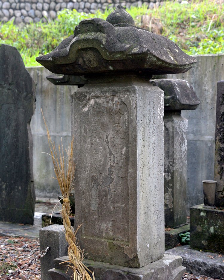 関越道のICと養鶏場の間にある 。都内にも墓があるので分骨かも。