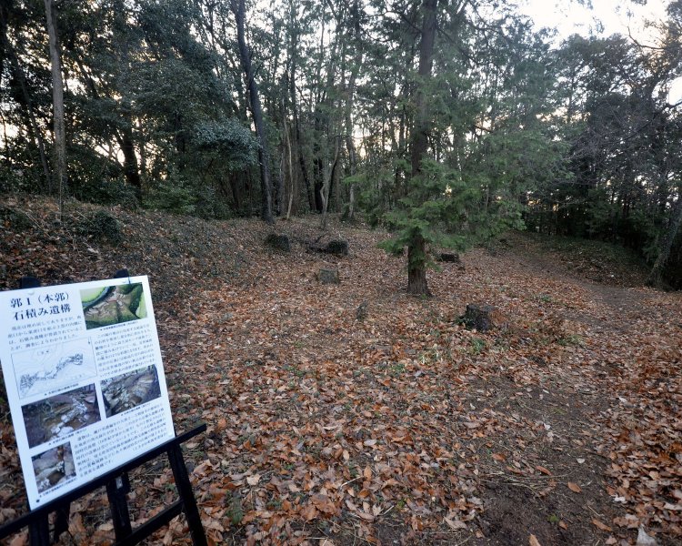 本郭と二ノ郭を隔てる深い空堀。
