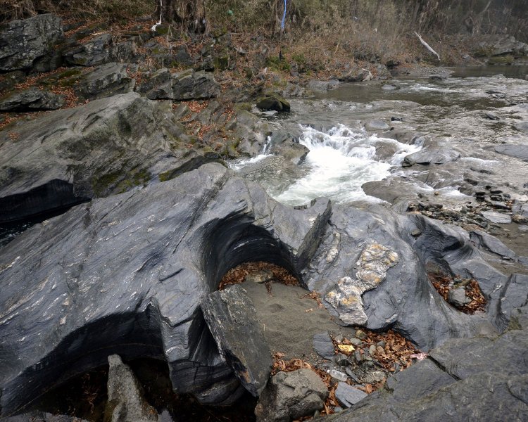 戦国の乱世を見てきた槻川河畔の遠山甌穴（おうけつ）。対岸の丘陵が小倉城跡。