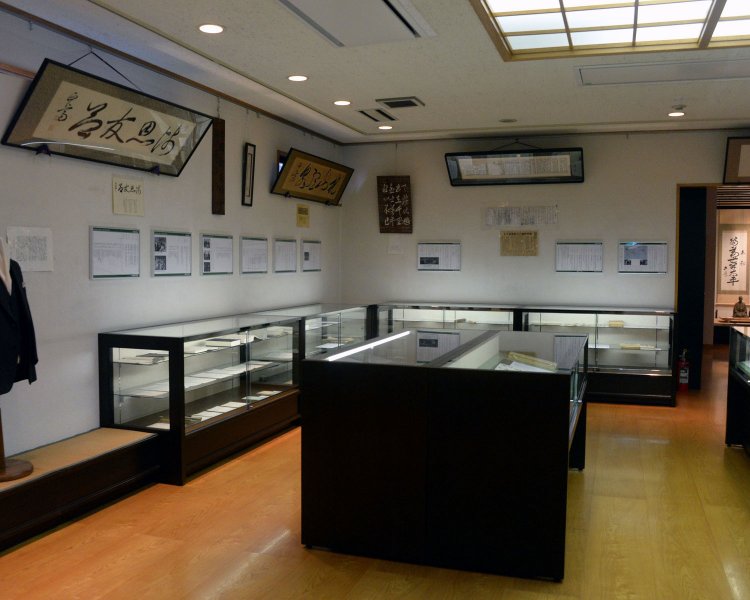 著作や揮毫（きごう）、政財界の要人との書簡、復元された書斎などを展示。