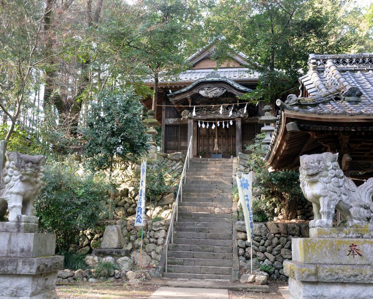 手水が伝木曽義仲産湯の清水。右手に金比羅様を祀る池がある。