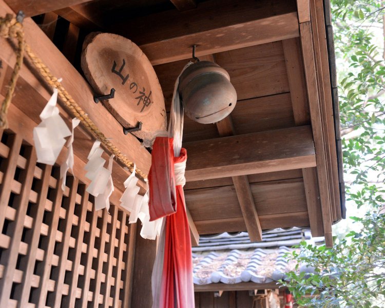 末社。祭神は大山咋命（おおやまくいのみこと）だが駅伝を連想。
