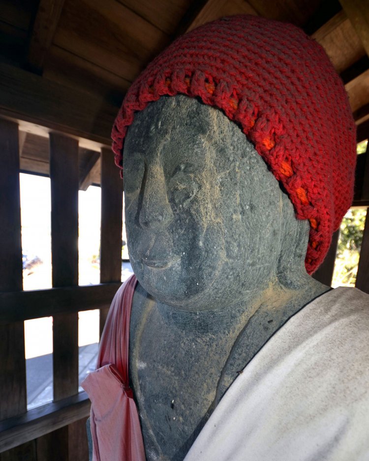 宝永6年（1709）の建立。骨太な印象だが真横から見ると……。