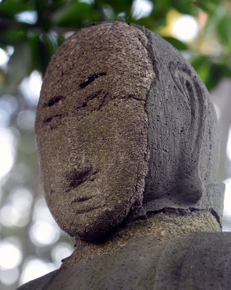 「元杢網夫妻の墓」そばの地蔵。素朴な補修でべったら化している。