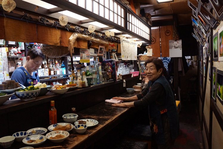 木製の扉をからりと開けると、この雰囲気！