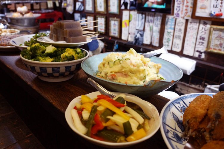 カウンター上には色とりどりの大皿料理がずらり。