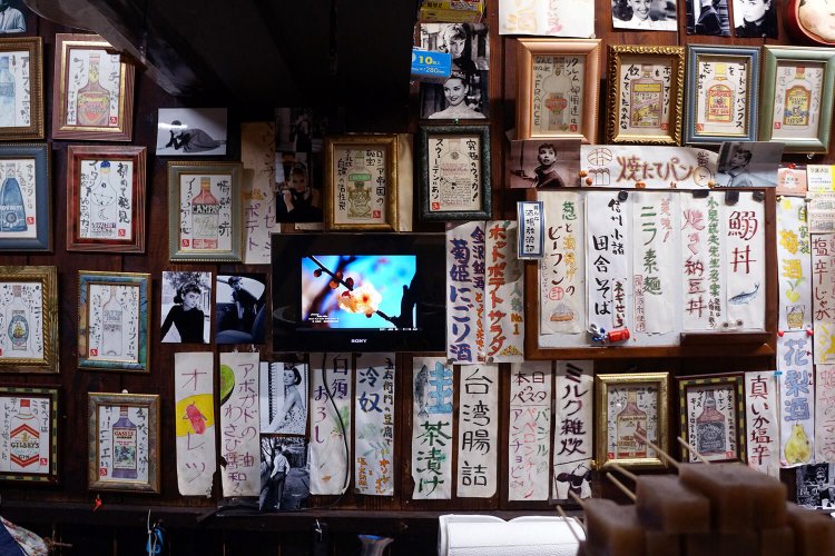 ちょっと変わったメニューだらけでどれも気になる。壁にはイラストもずらり。