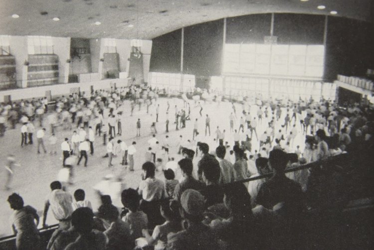 「オリンピック時には氷ではなく床に板を張って、大変だなあと記憶しています」と法政大学名誉教授の渡邊さん。屋根付きで多くの観客を収容できる施設は当時貴重だった。