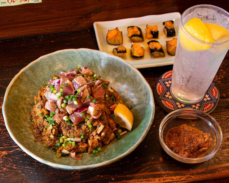 初来店限定セット1600円は飲み物とつまみ付き。鰹のたたキーマは＋200円で。小皿はしびれるおつまみ宇宙280円。レモンサワーと。