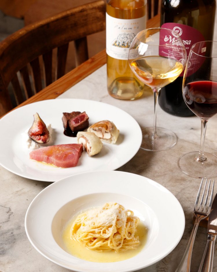 お一人様限定前菜盛り合せ1200 円。セージが香るパスタ1300円、自然派ワイン1000円前後～。