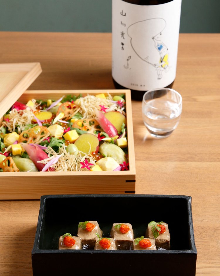 鶏レバーの柑橘ジュレがけ480円、秋の吹き寄せサラダ980円、山形の地酒｢山川光男｣グラス550円。