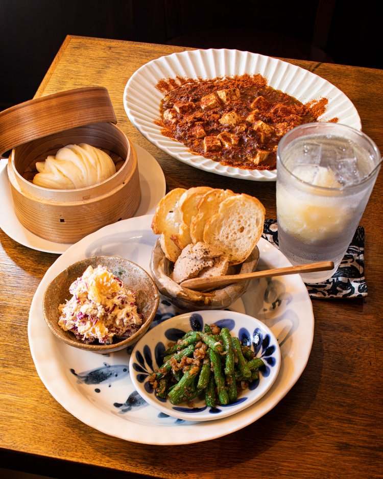 おまかせ前菜3品盛り1200円。羊肉の麻婆豆腐900円、花巻300円。凍らせライムのジンリッキー 850円はライムを残してお代わり可。