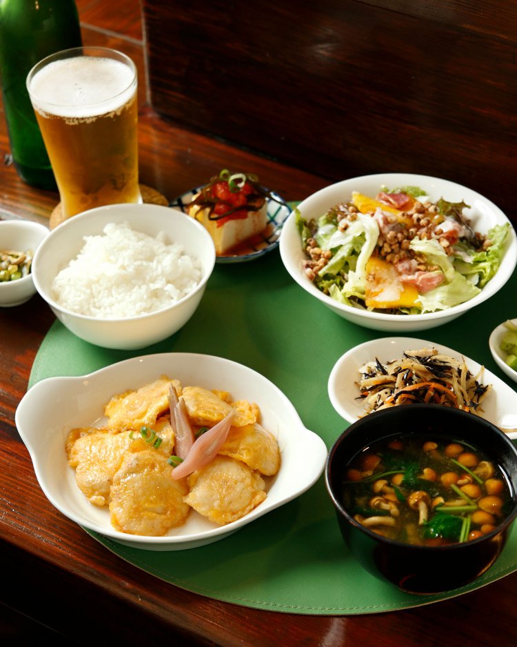 サラダや小鉢も充実の日替わり定食、鳥胸肉レモン炒め1000円。ビール小瓶400円。