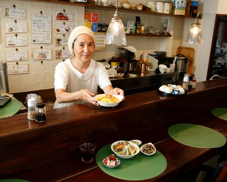 サラダや小鉢も充実の日替わり定食、鳥胸肉レモン炒め1000円。ビール小瓶400円。