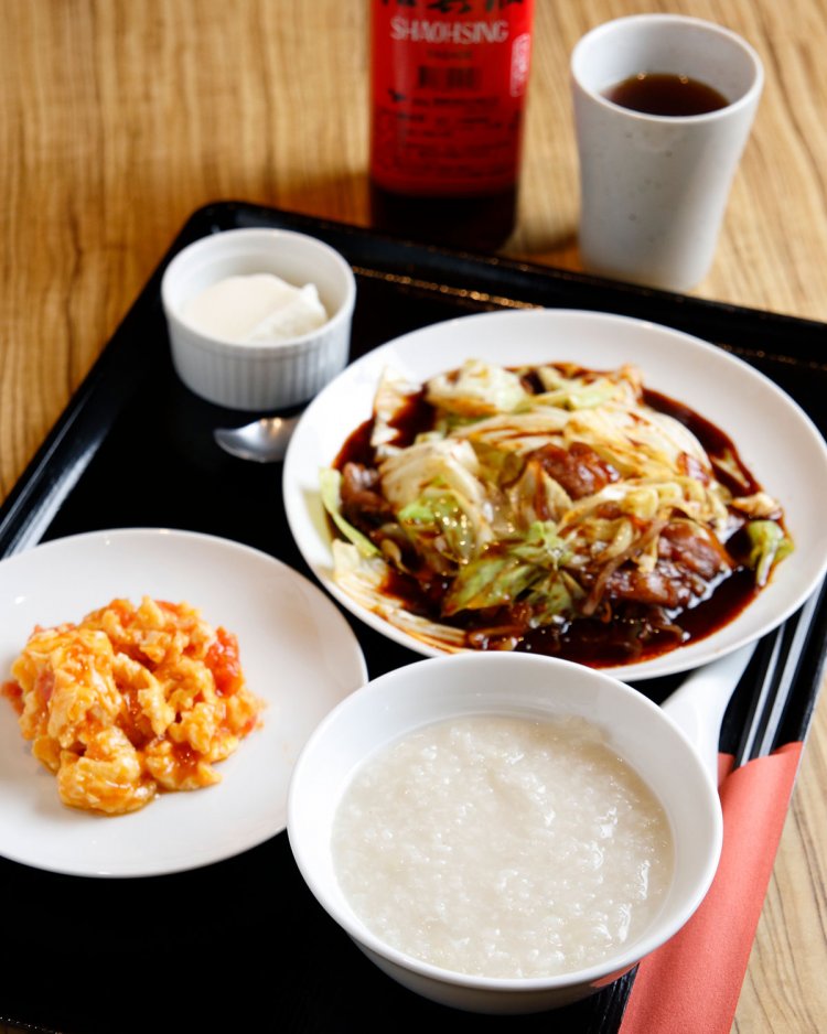 日替わりランチセット1000円。台湾紹興酒グラス550円～。写真は回鍋肉、トマトと卵の炒め物、杏仁豆腐、しらすとセロリの粥。