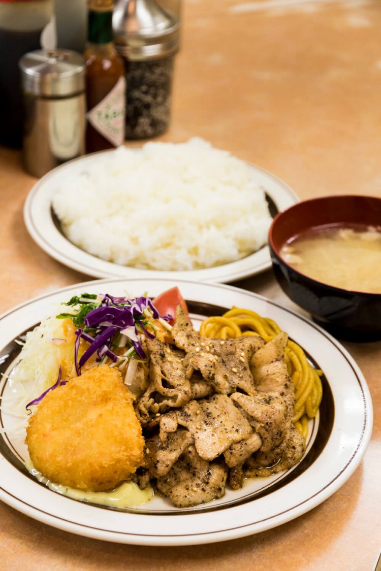 からし焼肉＆カニクリームコロッケランチ890円。ご飯は普通盛りでも相当多め。豚汁も付く。