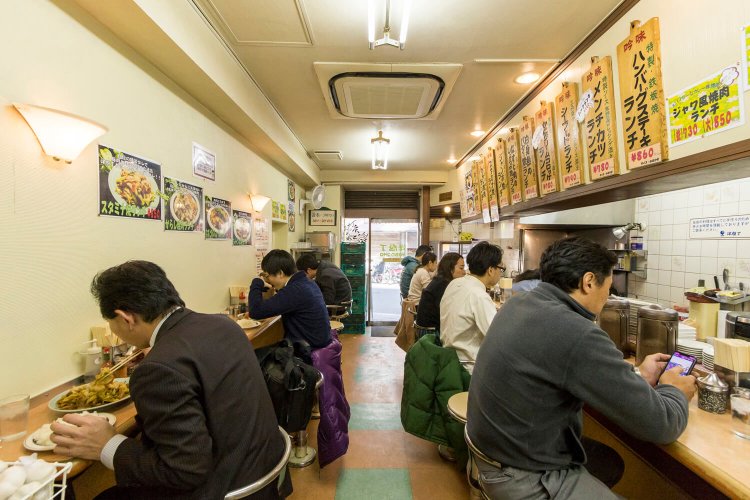 14席の店内は満席多し。