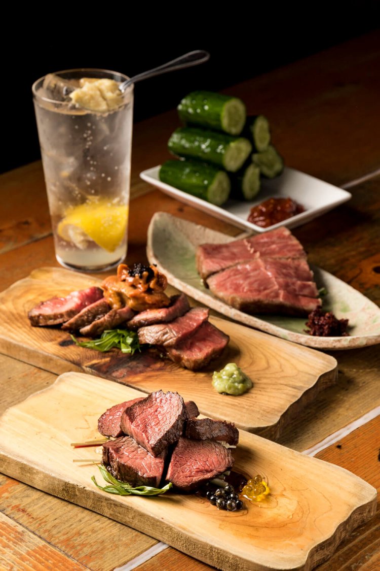 手前からエゾジカの肩ロース 700 円（ハーフ）、栃木県産和牛・極上ミスジ1300円（ハーフ）など。自家製の塩レモンサワー 480円も旨い。