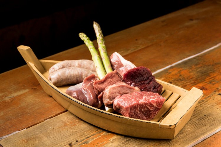 肉6、7種とおつまみのコース4800円がお得。自分で七輪で焼くメニューもあり。