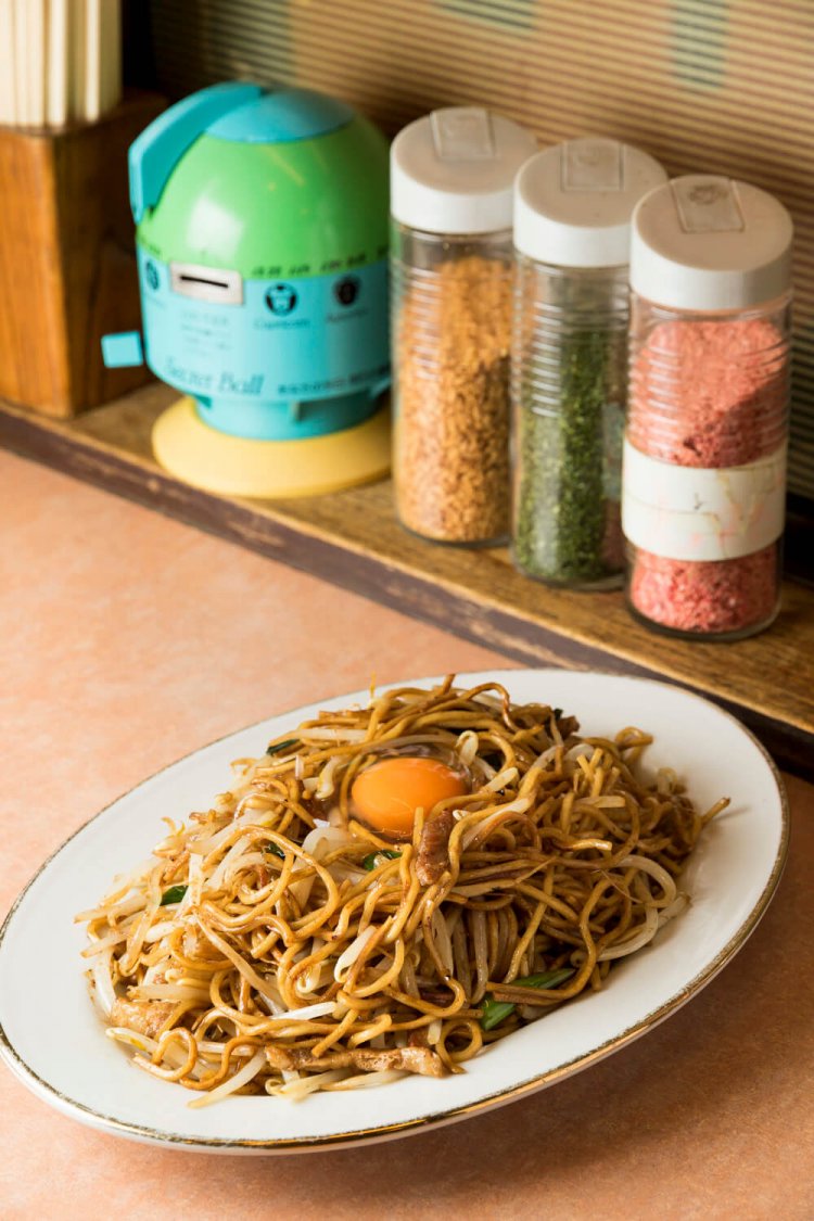 焼きそば中900円。写真の生卵トッピングは半数以上のお客さんが注文。