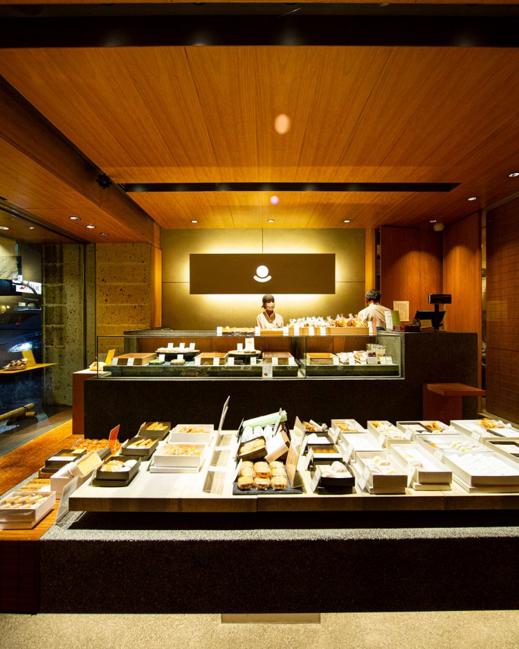 茶房は店の奥。手前には売り場があり、持ち帰り用あんみつ584円も手に入る