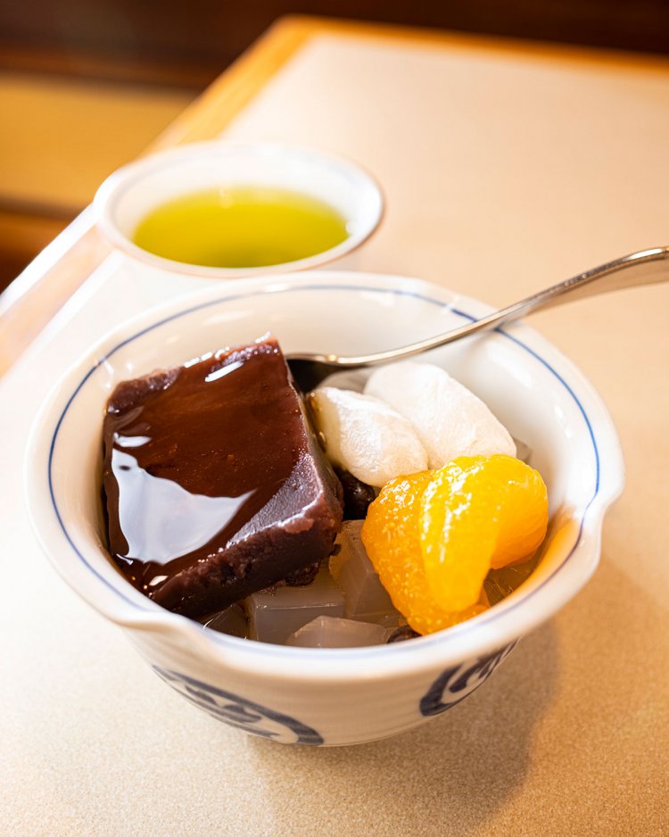 専門店らしく、クリーム、杏（あんず）、小倉、抹茶など、あんみつは種類豊富。基本のあんみつ530円。