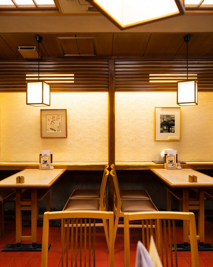 店内ではおでん（冬季限定）800円 など軽食も。