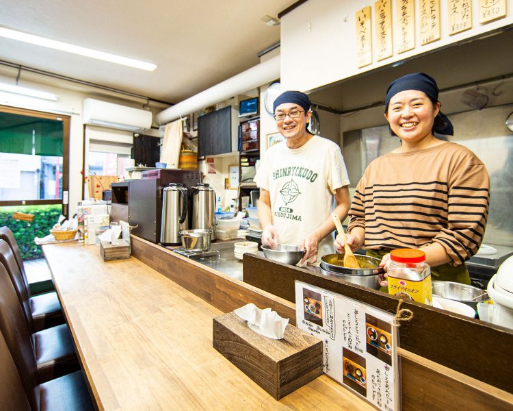 カウンター席があり、一人でも入りやすい。店を営む鈴木さん夫妻との会話も楽しい。