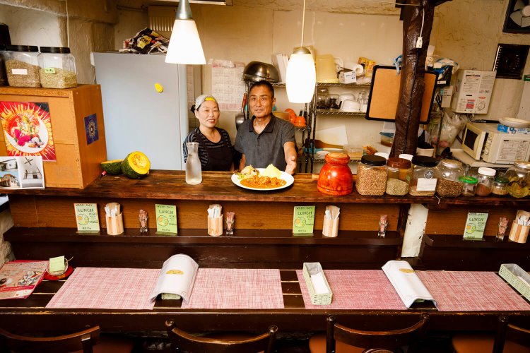 店主の多川さん（右）。スタッフと一緒に。