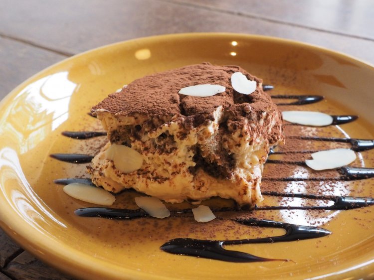 甘さ控えめの自家製ティラミスも。